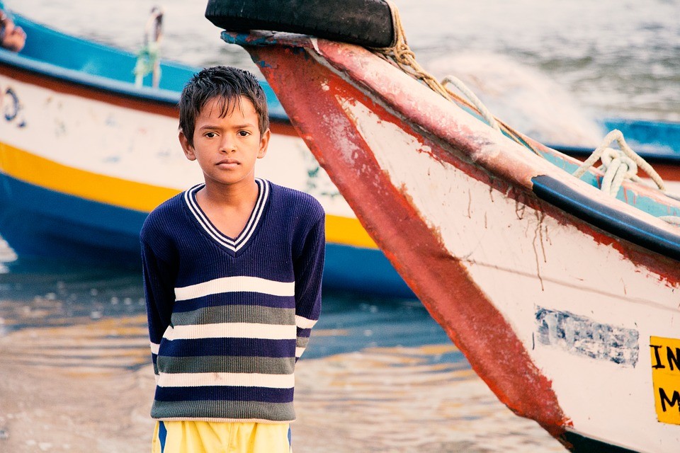 19 gyerekkel egy gumicsónakban hánykolódtak a tengeren