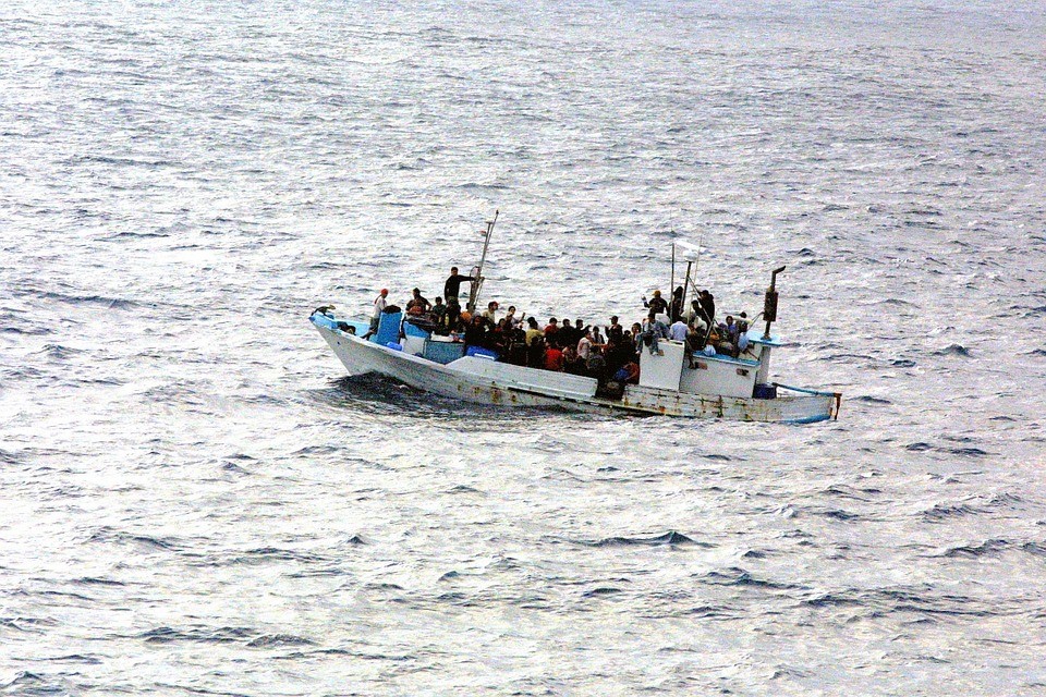Több mint kétszáz bevándorlót mentettek ki a tengerből a görök hatóságok