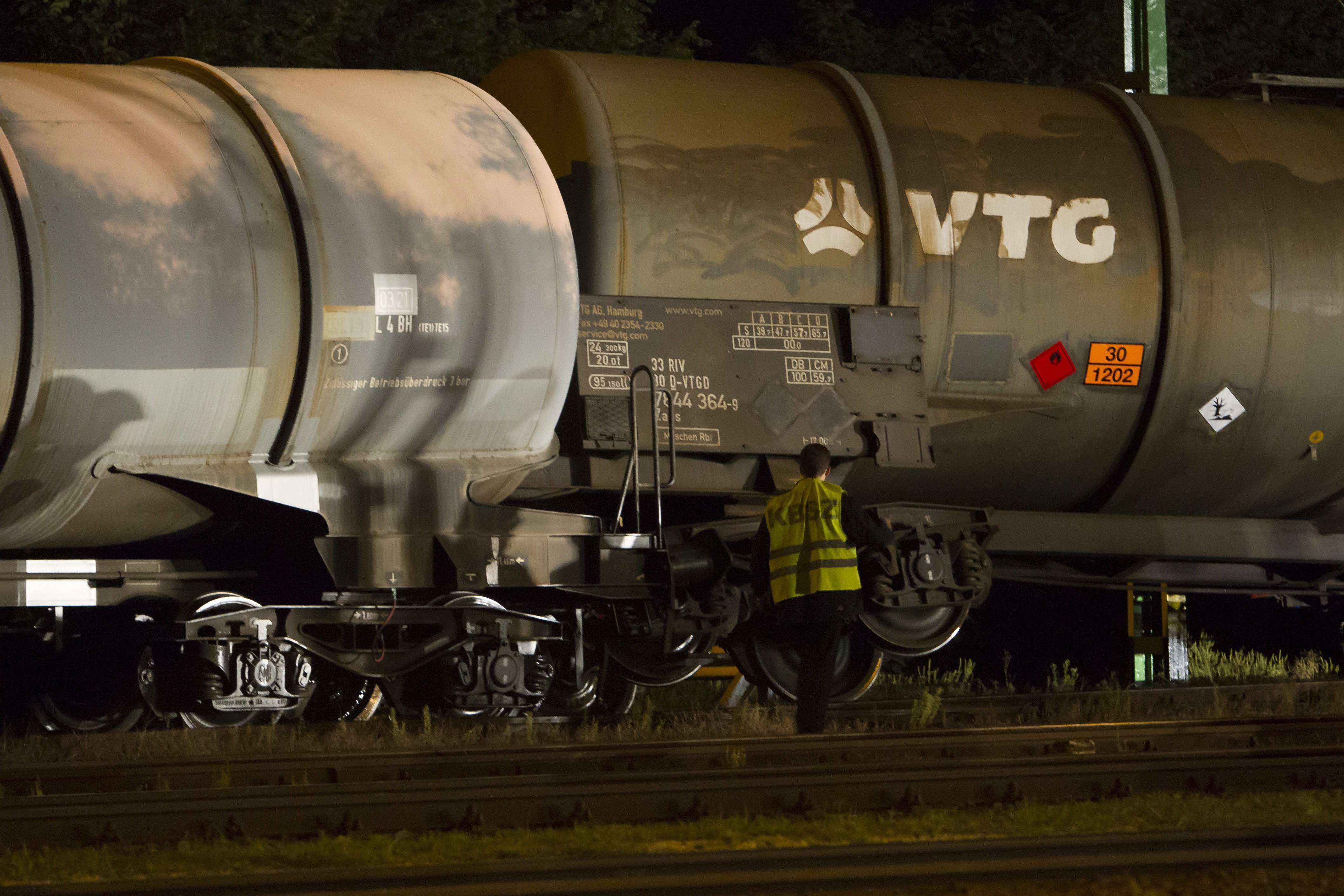 Gázolajat szállító vasúti kocsik borultak fel Vépen