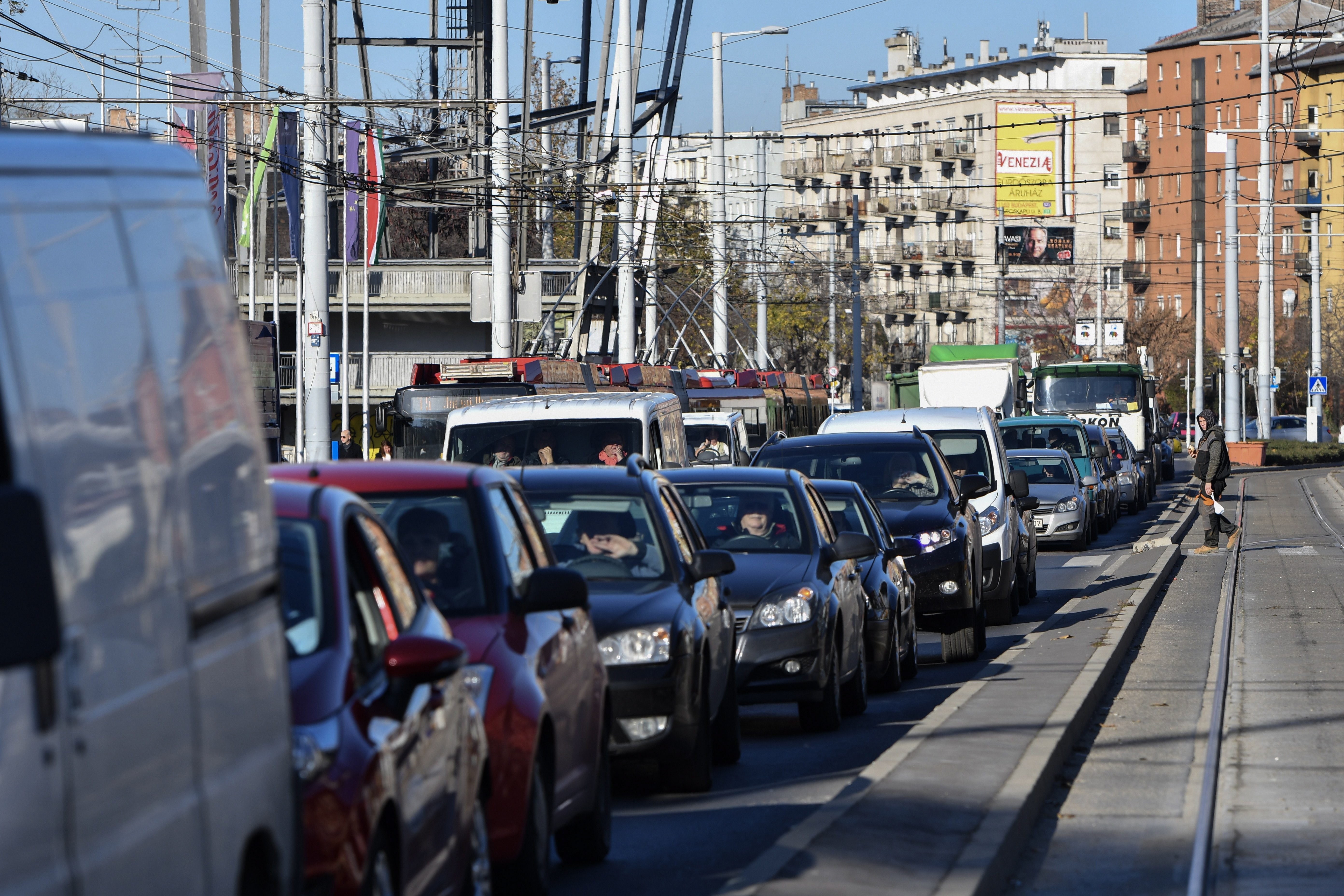 Itt számíthat forgalomkorlátozásokra kedden Budapesten