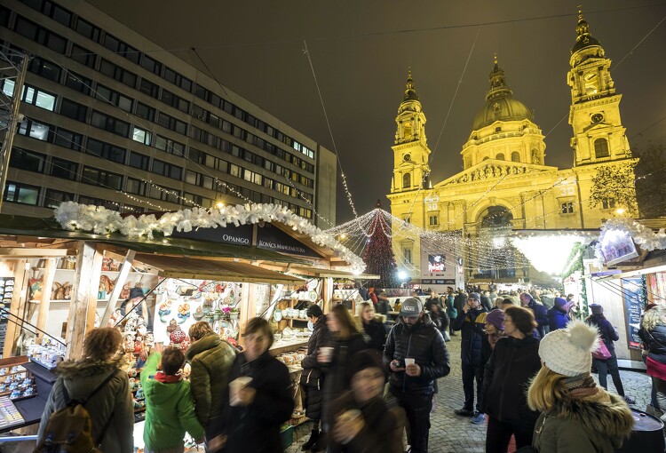 Adventi ünnep Budapesten a Szent István-bazilikánál