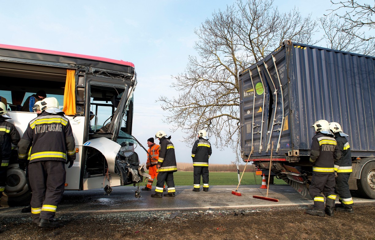 Kamion és busz ütközött Jánossomorjánál