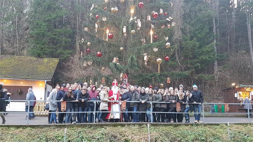 A szombathelyi Premontrei diákjainak mesekarácsonya  Johannesbachklammban