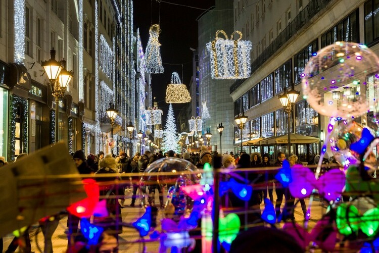 Advent első vasárnapja Budapesten - Díszkivilágítás a belvárosi Deák Ferenc utcában 