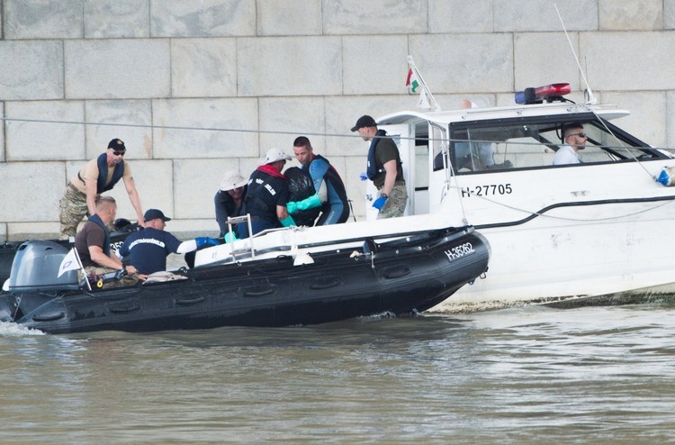 Dunai hajóbaleset - Újabb áldozatot emeltek ki a Dunából, a hajóroncsnál-15 embert még keresnek
