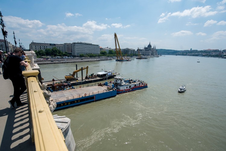 Dunai hajóbaleset - Továbbra is veszélyes körülmények között dolgoznak a búvárok