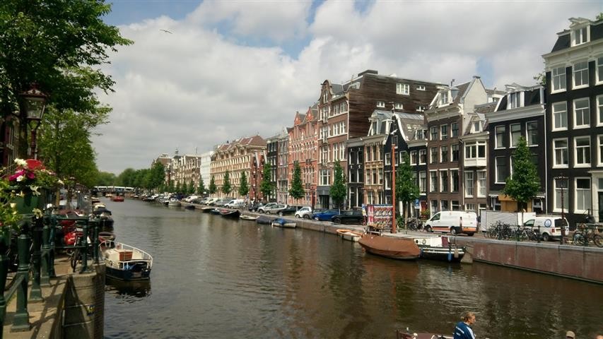 Légbuborékok alkotta gáttal gyűjtik össze a műanyaghulladékot Amszterdam csatornáiból