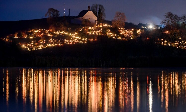 mindenszentek-halottak-napja-koszorú