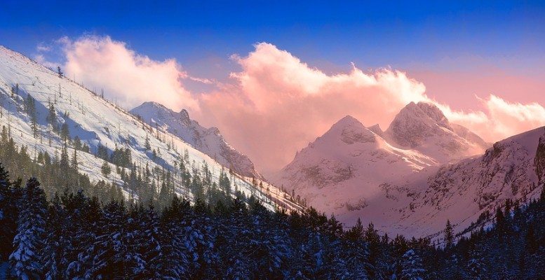 Rózsaszínű lett a hó az Olasz-Alpokban