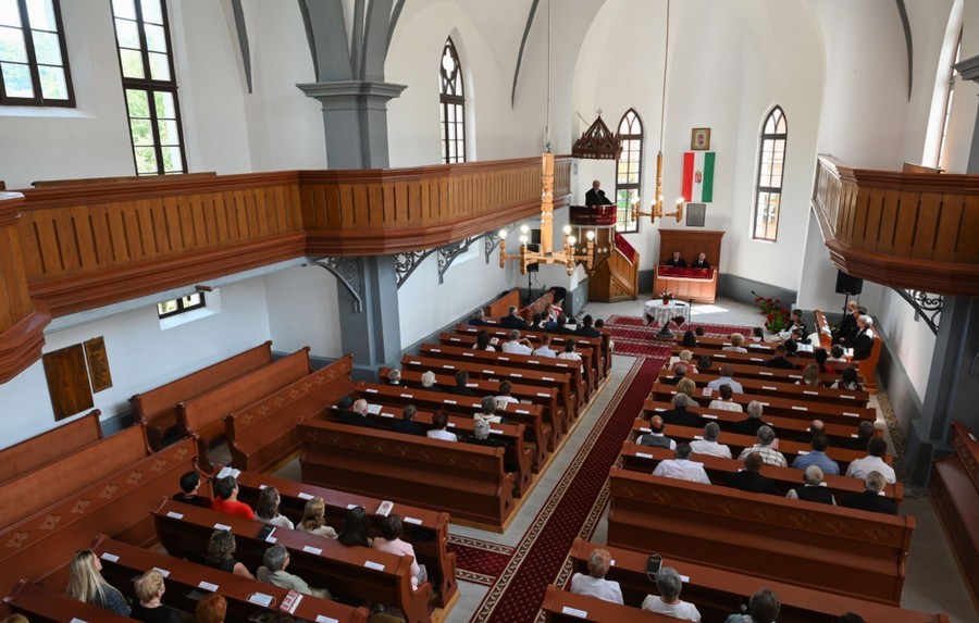 Május elején nyitnak a református templomok