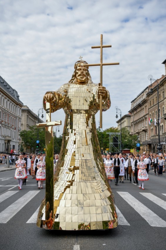Szent Istvánt ábrázoló installáció az államalapító Szent István Király ünnepén tartott felvonuláson a budapesti Andrássy úton 2021. augusztus 20-án.
