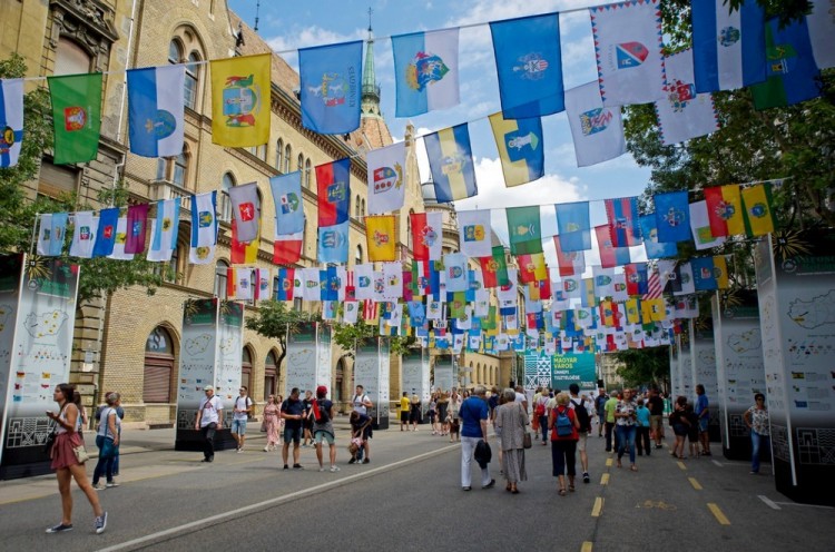 A 346 magyarországi város zászlója a Városok sétánya rendezvényen Budapest V. kerületében, az Alkotmány utcában az államalapítás ünnepén, 2021. augusztus 20-án. MTI/Lakatos Péter