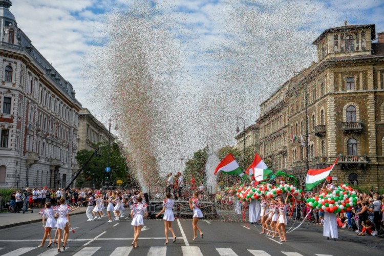 Résztvevők az államalapítás és az államalapító Szent István király ünnepén tartott felvonuláson a budapesti Andrássy úton 2021. augusztus 20-án.