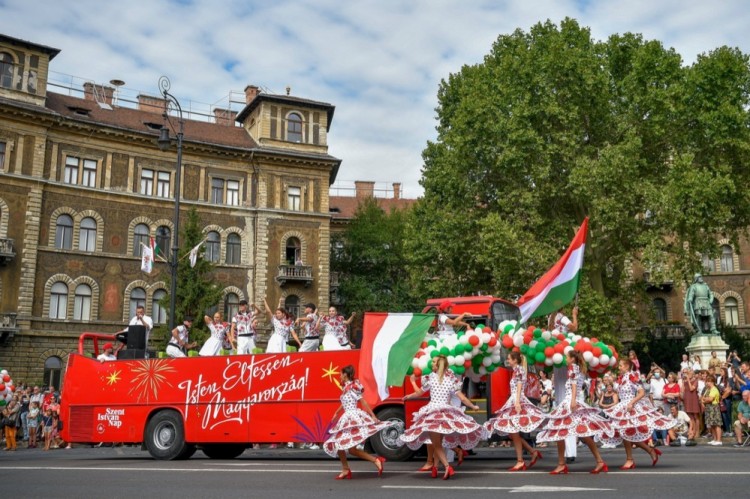 Résztvevők az államalapítás és az államalapító Szent István király ünnepén tartott felvonuláson a budapesti Andrássy úton 2021. augusztus 20-án. MTI/Czeglédi Zsolt