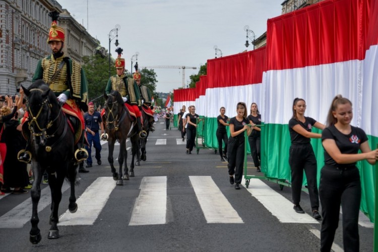 Lovas huszárok az államalapítás és az államalapító Szent István király ünnepén tartott felvonuláson a budapesti Andrássy úton 2021. augusztus 20-án. MTI/Czeglédi Zsolt
