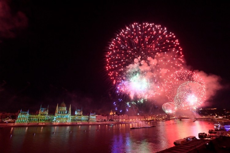  Tűzijáték a Duna felett Budapesten az államalapítás ünnepén, Szent István napján 2021. augusztus 20-án. MTI/Máthé Zoltán