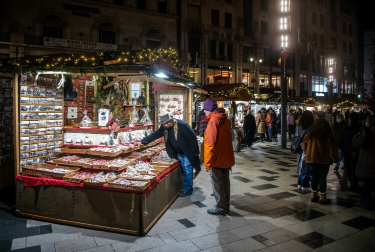 Karácsonyi vásár a belvárosi Vörösmarty téren