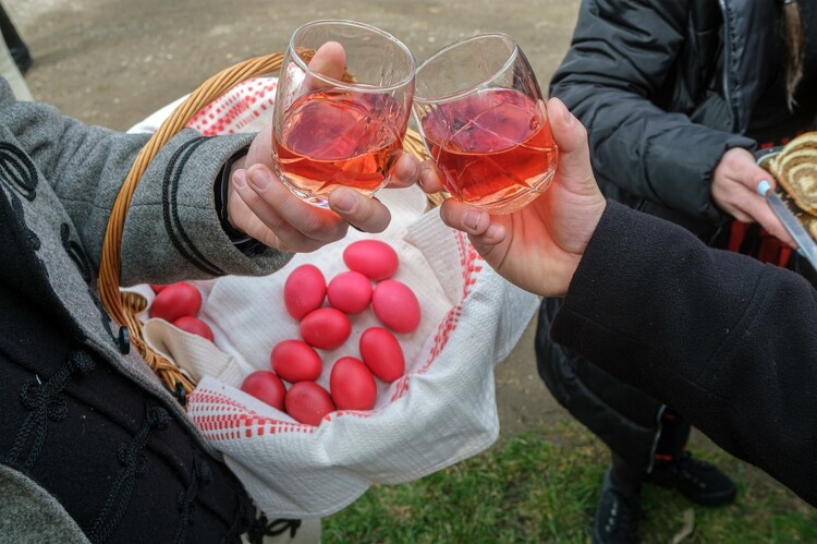 A locsoló fiúk ajándéka, bor és piros tojás az erdélyi Csíkszentimrén húsvéthétfőn, 2022. április 18-án. MTI/Veres Nándor