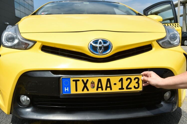 A taxik a jövőben TX - kezdetű rendszámot kapnak. - MTI/Demecs Zsolt