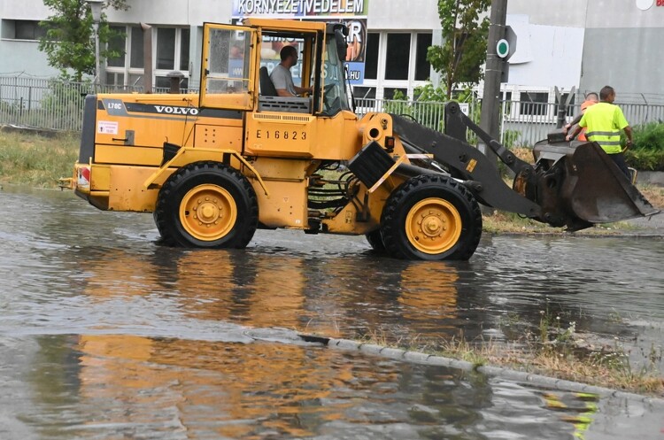 Víz borítja a X. kerületi Maglódi utat 2022. július 30-án. Az esőzés miatt összegyűlt víz miatt az utat Gitár és a Téglavető utca között lezárták. MTI/Mihádák Zoltán