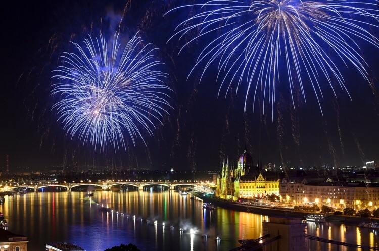  Tűzijáték a Duna felett Budapesten 2022. augusztus 27-én. 