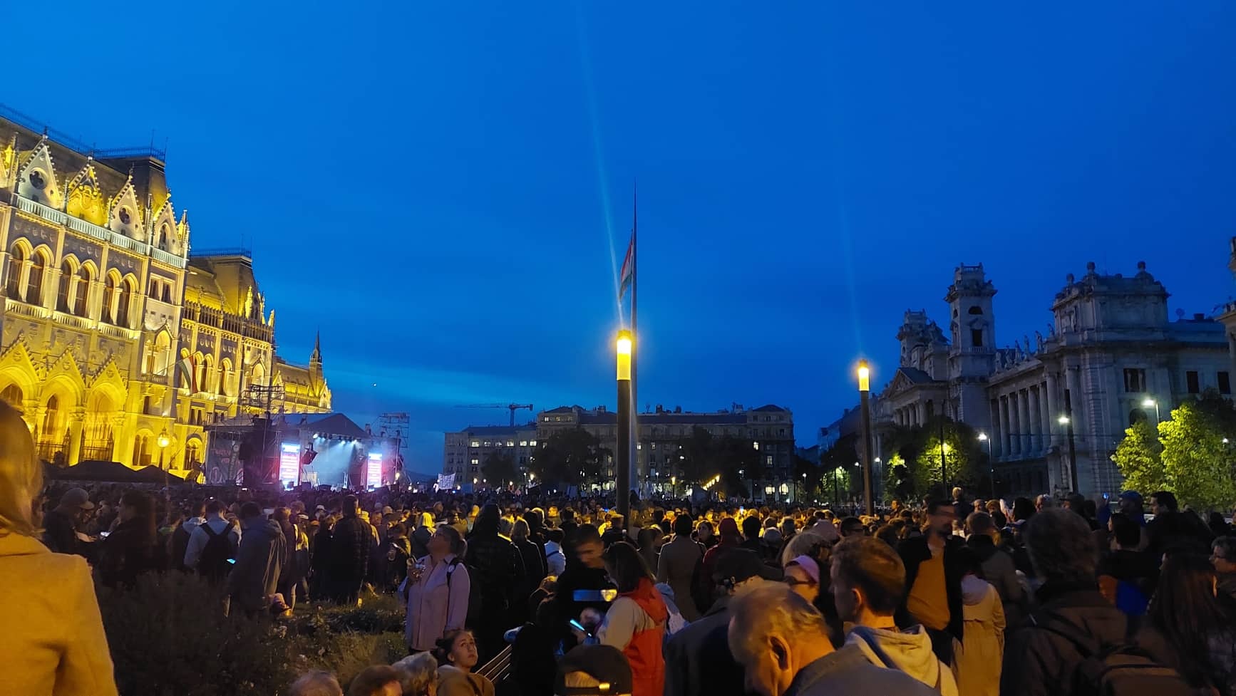 Több ezren tüntetnek Budapesten a tanárok jogaiért