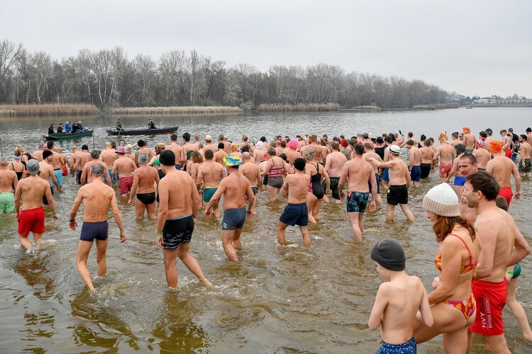 Újévi fürdőzés a Tisza-tóban