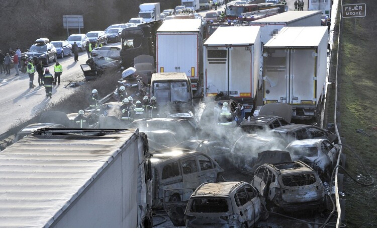 Öt kamion és 37 autó ütközött, mindkét irányban lezárták az M1-es autópályát