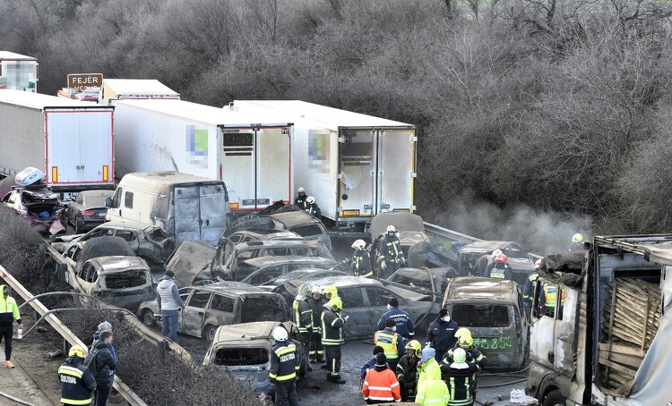 Öt kamion és 37 autó ütközött, mindkét irányban lezárták az M1-es autópályát