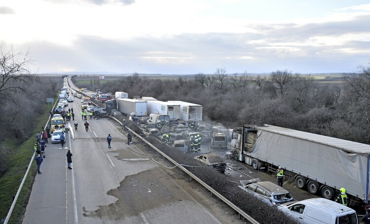Öt kamion és 37 autó ütközött, mindkét irányban lezárták az M1-es autópályát 