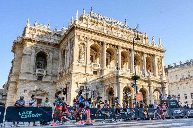 A női maratonfutás mezőnye a budapesti atlétikai világbajnokságon az Andrássy úton az Operánál