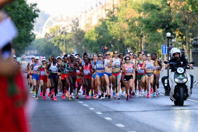 A női maratonfutás mezőnye a rajt után a budapesti atlétikai világbajnokságon a Hősök terén 2023. augusztus 26-án. 