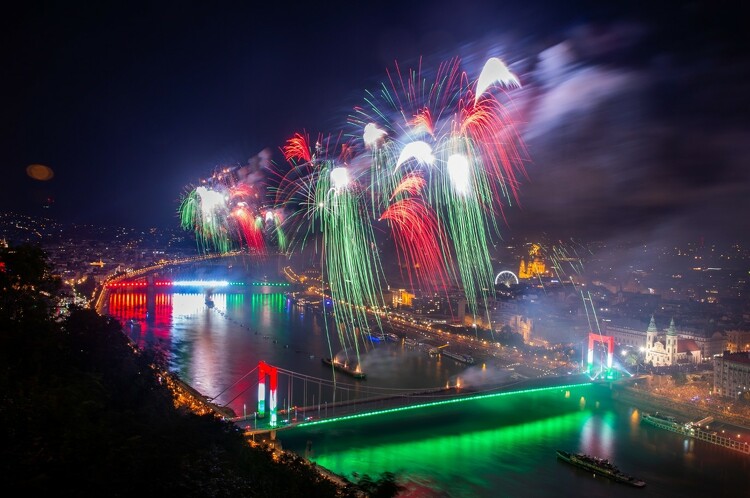 Tűzijáték Budapesten az államalapítás ünnepén, Szent István napján, 2023. augusztus 20-án. Előtérben az Erzsébet híd. M