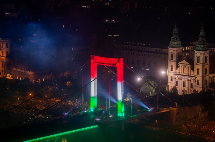  Fényfestés az Erzsébet hídon a Szent István-napi tűzijáték közben 2023. augusztus 20-án. 