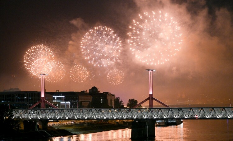  Tűzijáték Budapesten az államalapítás ünnepén, Szent István napján, 2023. augusztus 20-án. Előtérben a Rákóczi híd. 
