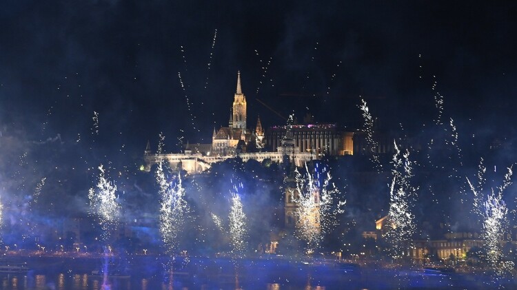 Tűzijáték Budapesten az államalapítás ünnepén, Szent István napján, 2023. augusztus 20-án. Háttérben a Mátyás-temlpom.