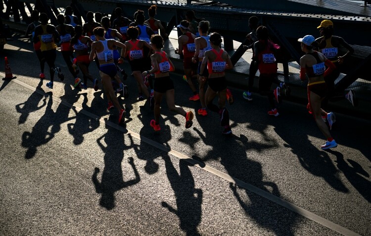 A női maratonfutás mezőnye a budapesti atlétikai világbajnokságon a Lánchídon