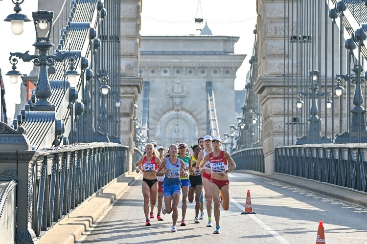 A női maratonfutás mezőnye a rajt után a budapesti atlétikai világbajnokságon az Andrássy úton