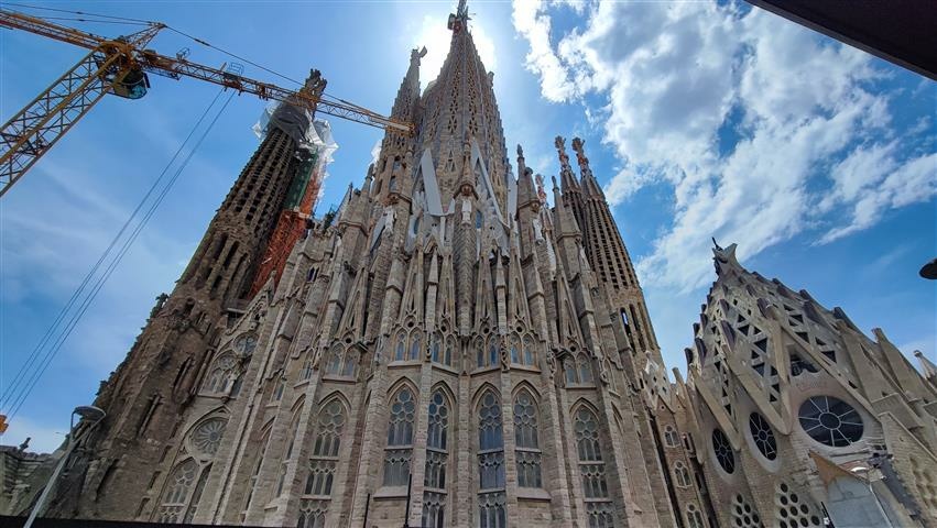 Először világították ki a Sagrada Familia evangélistákról elnevezett új tornyait