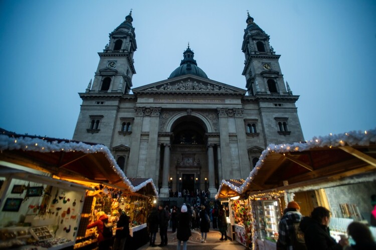 Megkezdődött a budapesti Szent István téren a karácsonyi vásár