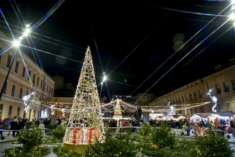 Ünnepi díszkivilágítás Debrecen belvárosában advent első vasárnapján 2023. december 3-án. MTI/Czeglédi Zsolt