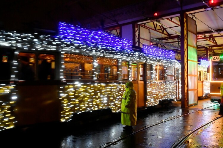 Elindult az adventi fényvillamos Budapesten (Fotók)