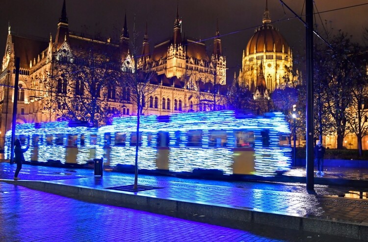 Elindult az adventi fényvillamos Budapesten 