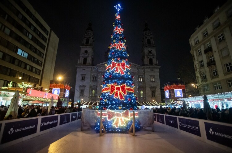 Az Advent Bazilika elnevezésű karácsonyi vásár Budapesten, a Szent István téren