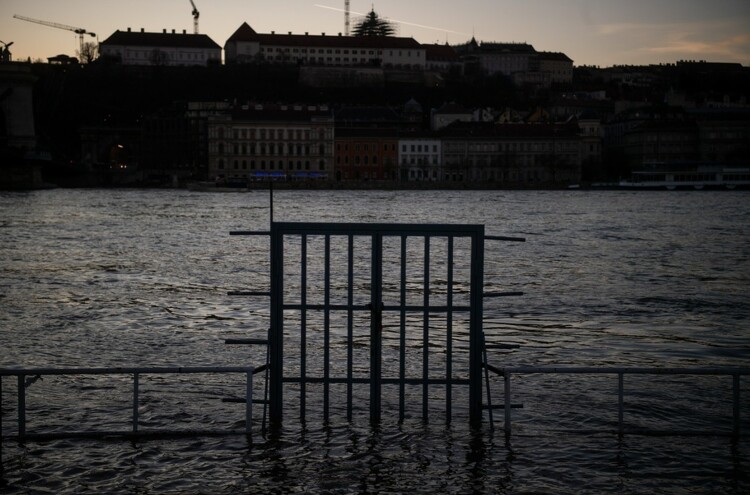 A kiáradt Duna Budapesten, a Salkaházi Sára rakparton, a Fővám térnél