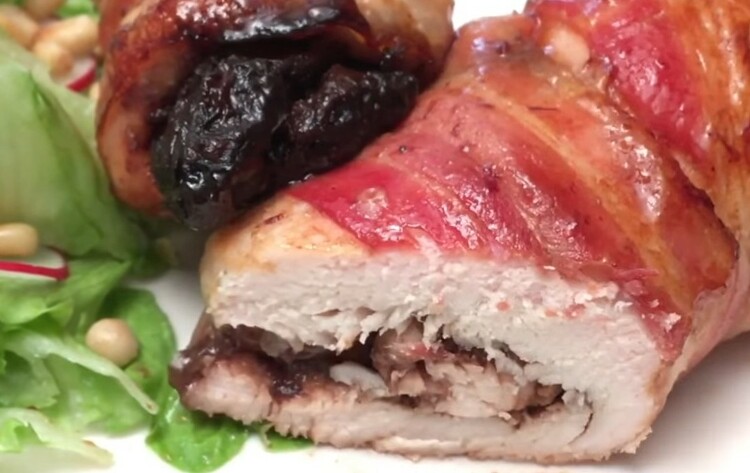 Baconbe tekert aszalt szilvás csirkemell