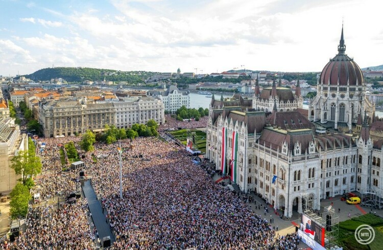 Megalakult az új Országgyűlés: Százezres tömeg ünnepelt május 9-én a Kossuth téren