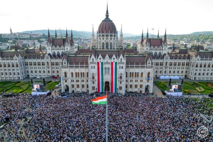 Megalakult az új Országgyűlés: Százezres tömeg ünnepelt május 9-én a Kossuth téren