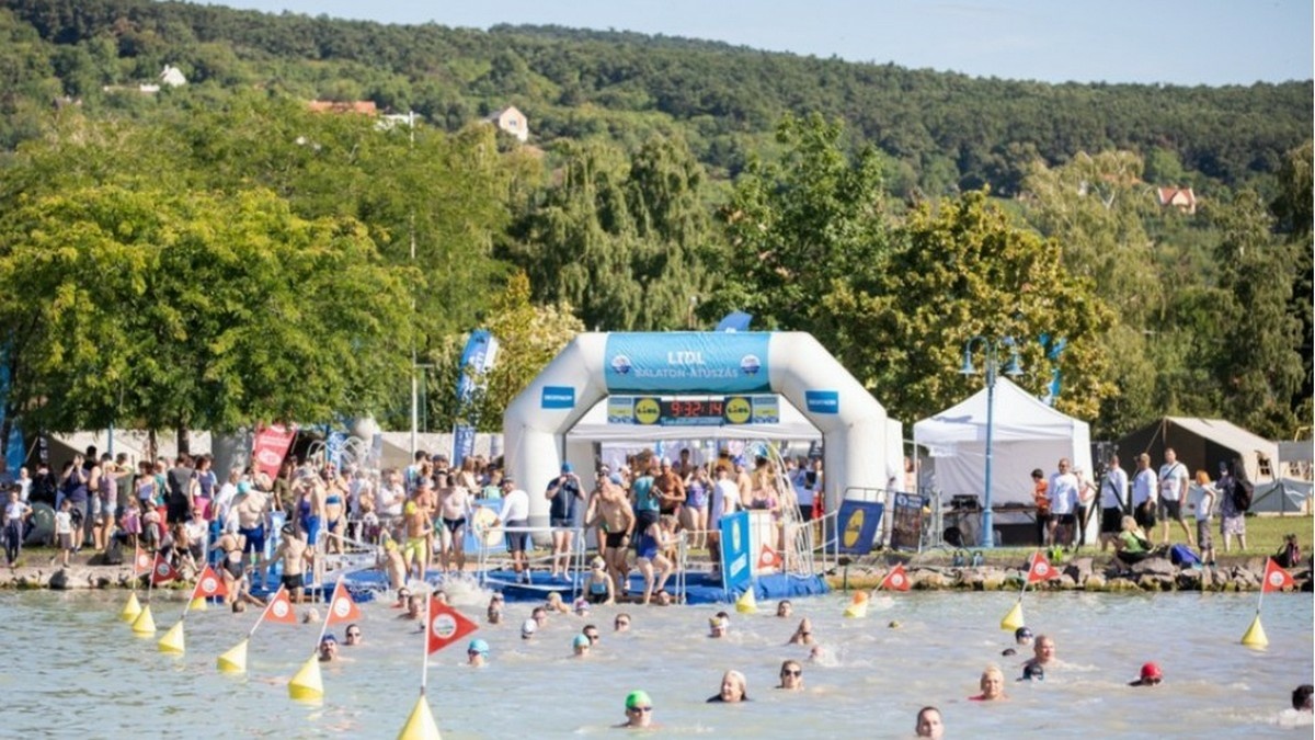 További egy héttel elhalasztják a Balaton-átúszást