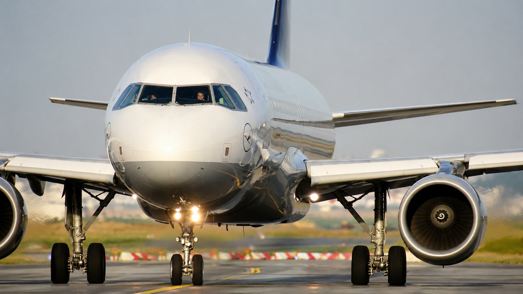 Hajmeresztő incidens egy Ryanair-járaton: betört az ablak, egy utas kis híján kizuhant